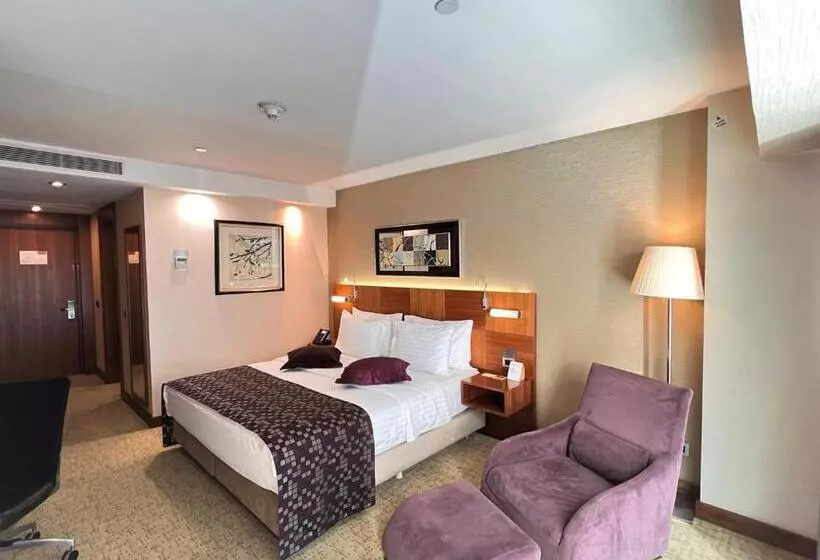 キングサイズベッドのスタンダードルーム, Crowne Plaza Istanbul Harbiye, An Ihg