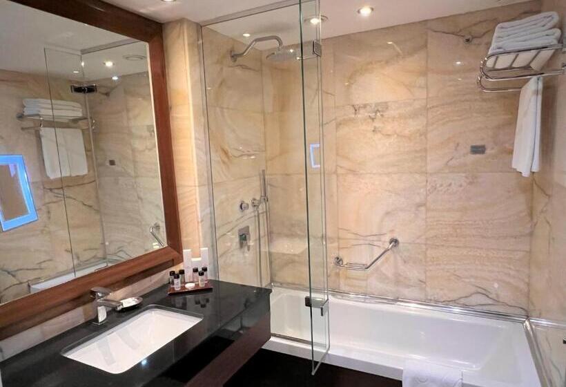 غرفة قياسية سرير كينج, Crowne Plaza Istanbul Harbiye, An Ihg