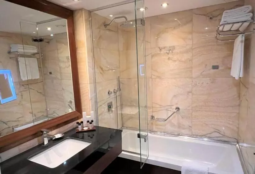 キングサイズベッドのスタンダードルーム, Crowne Plaza Istanbul Harbiye, An Ihg