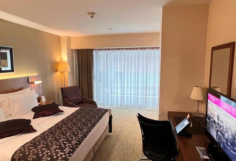 غرفة قياسية سرير كينج, Crowne Plaza Istanbul Harbiye, An Ihg