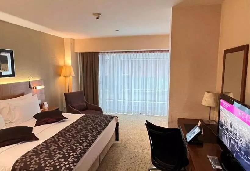 キングサイズベッドのスタンダードルーム, Crowne Plaza Istanbul Harbiye, An Ihg