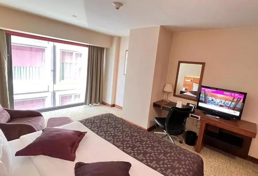 キングサイズベッドのスタンダードルーム, Crowne Plaza Istanbul Harbiye, An Ihg