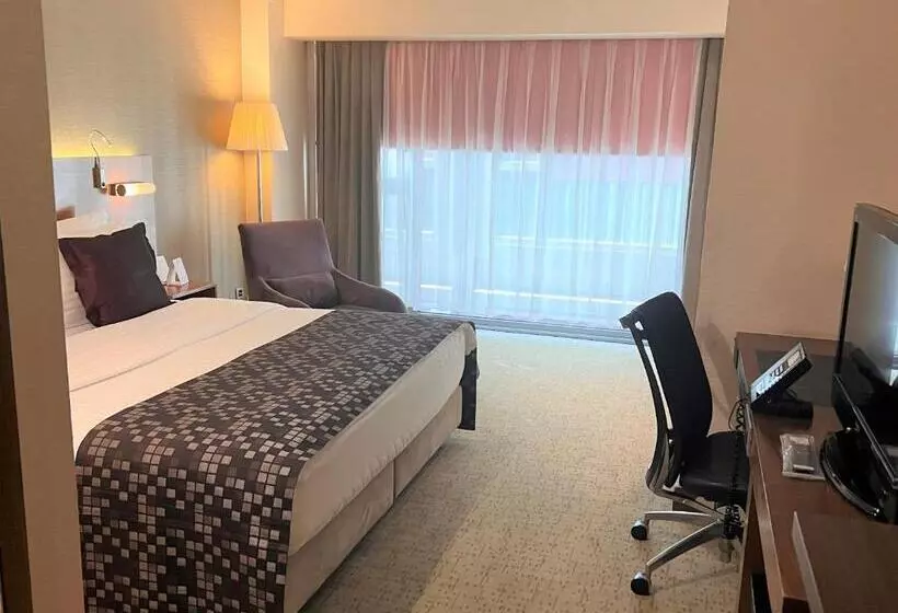 キングサイズベッドのスタンダードルーム, Crowne Plaza Istanbul Harbiye, An Ihg