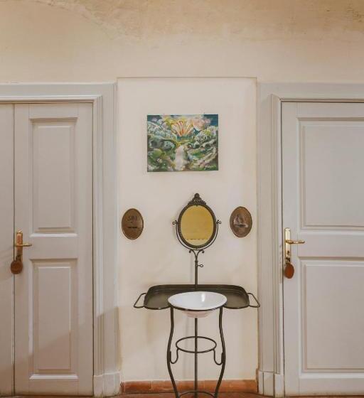 标准单人间, Sassi