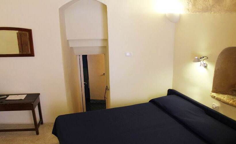 标准单人间, Sassi