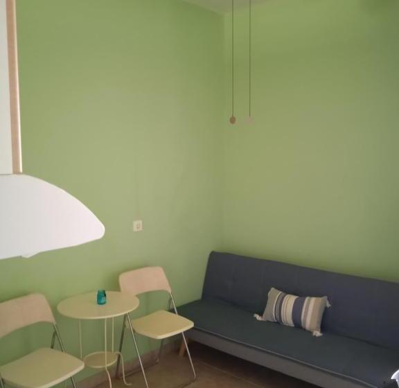 סטודיו משפחתי, Villa Constantsia