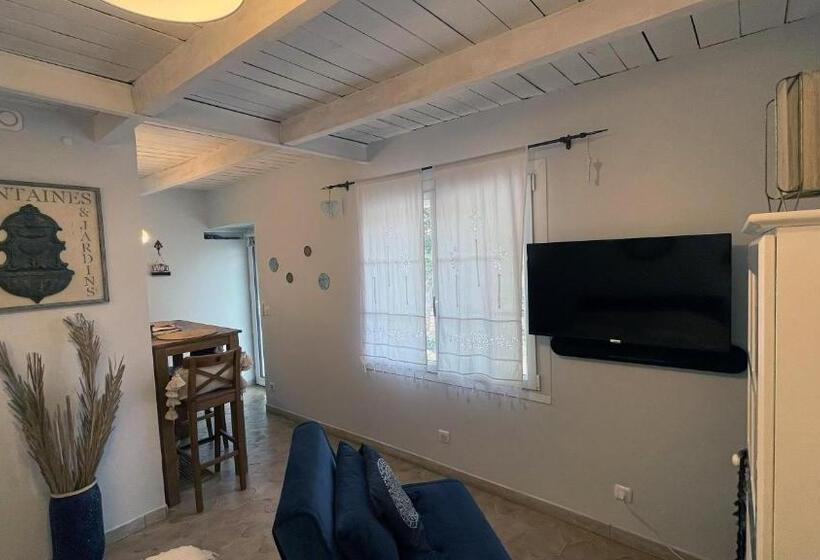 اتاق لوکس, Joli Mazet à Nîmes Idéalement Situé Entre La Garrigue Et La Ville