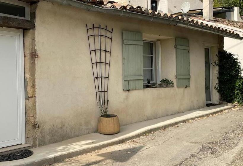 اتاق لوکس, Joli Mazet à Nîmes Idéalement Situé Entre La Garrigue Et La Ville