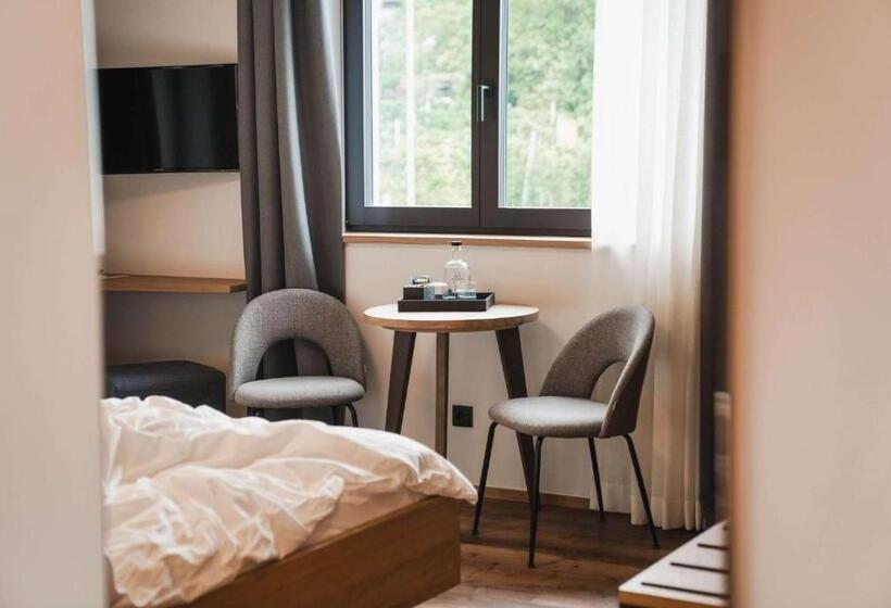 标准间带阳台, Guesthouse Karnatsch