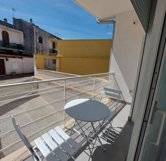 Standard Szoba, Civico 72