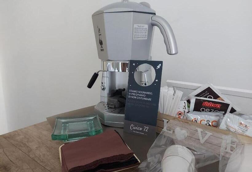 Standard Szoba, Civico 72