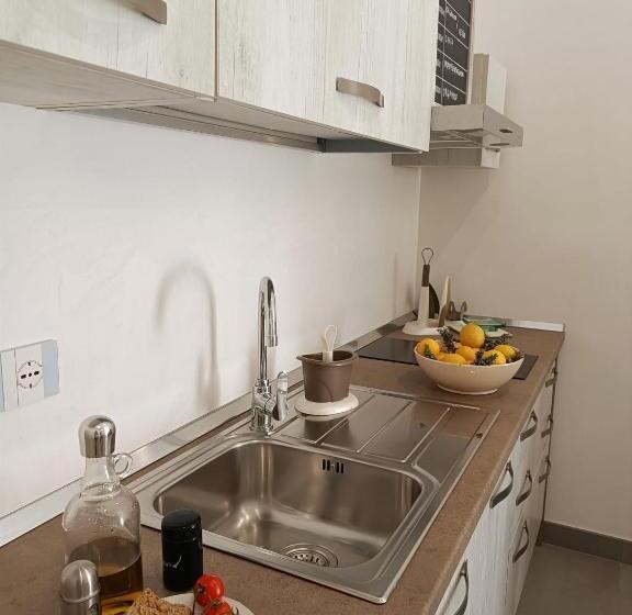 Családi Szoba, Civico 72