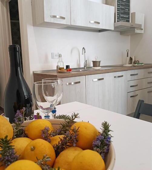 Családi Szoba, Civico 72