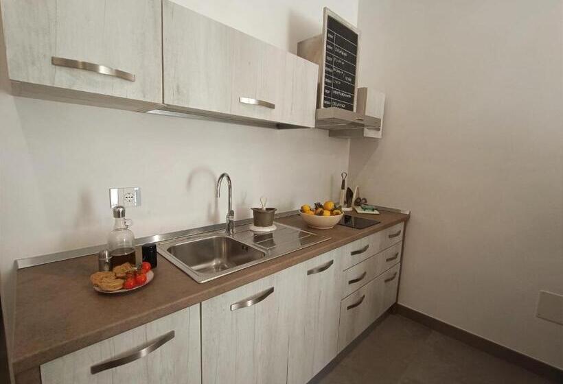 Családi Szoba, Civico 72