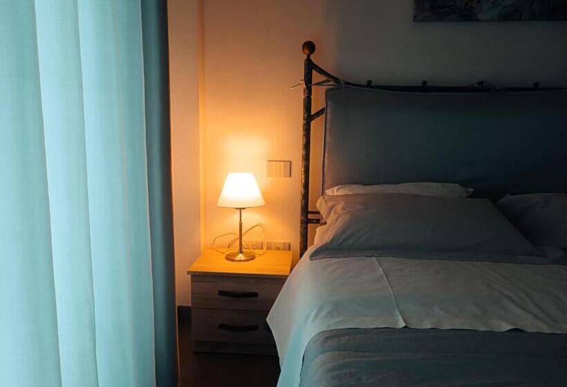 Családi Szoba, Civico 72