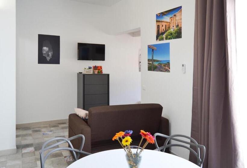 آپارتمان 1 خوابه با تراس, Quattroquarti Stradivari Home