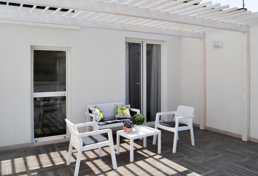 آپارتمان 1 خوابه با تراس, Quattroquarti Stradivari Home