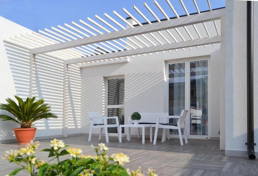 آپارتمان 1 خوابه با تراس, Quattroquarti Stradivari Home