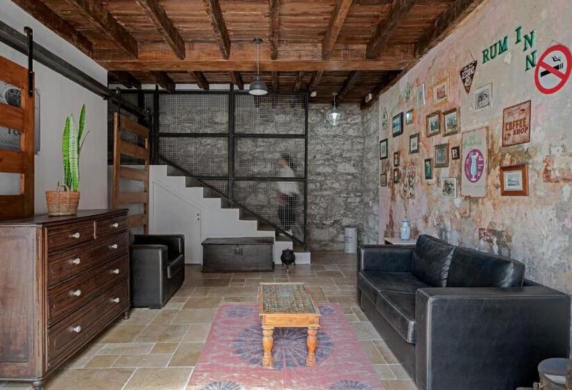 اتاق استاندارد, The Rum Inn