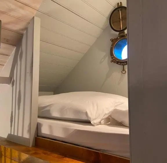 デラックススタジオ, B&b De Lage Zwaluw