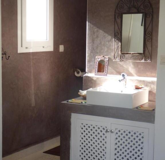 اتاق لوکس با بالکن, Janna D Ifni