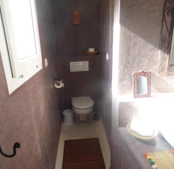 اتاق لوکس با بالکن, Janna D Ifni