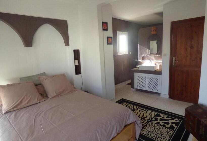 اتاق لوکس با بالکن, Janna D Ifni