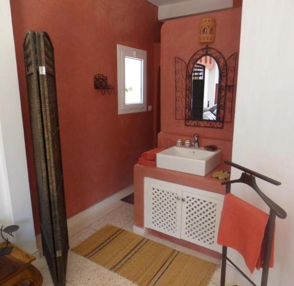 اتاق لوکس با بالکن, Janna D Ifni