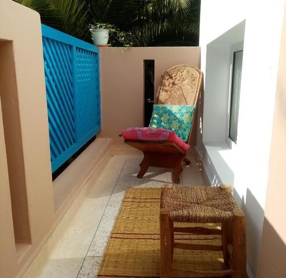 اتاق لوکس با بالکن, Janna D Ifni