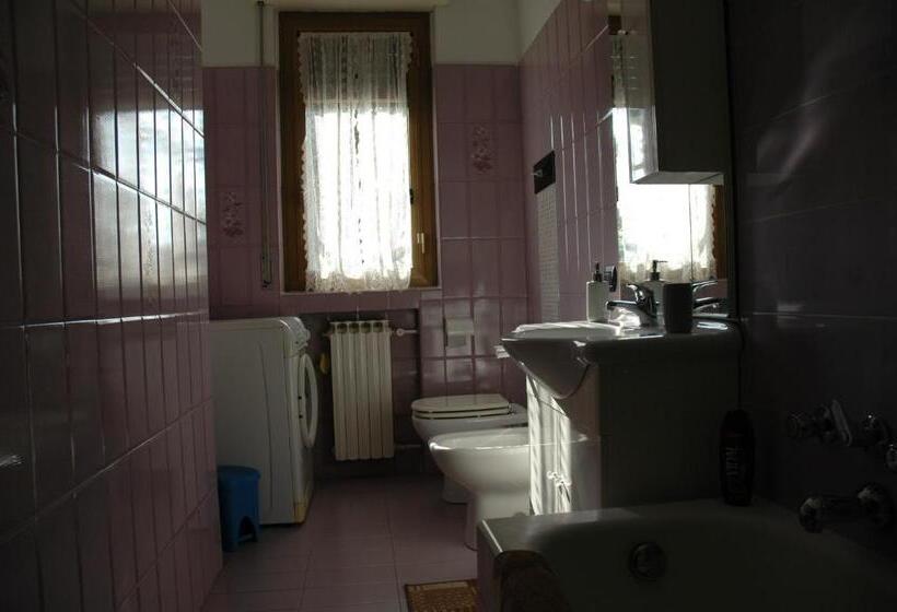 غرفة قياسية ثلاثية, B&b Villa Carolina