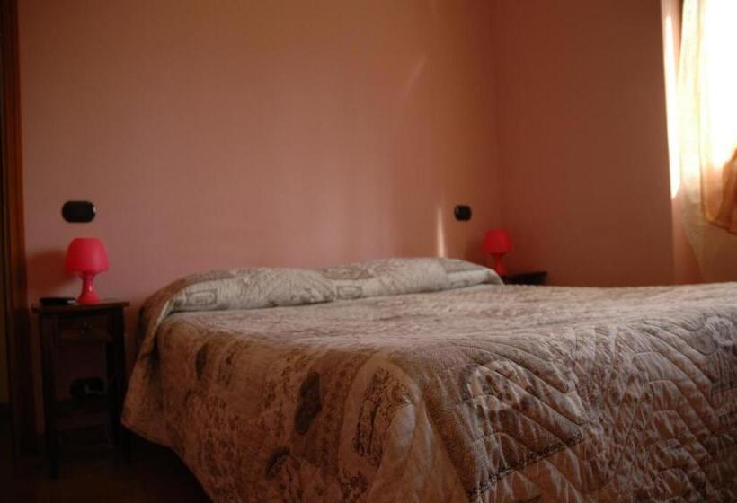 غرفة قياسية ثلاثية, B&b Villa Carolina