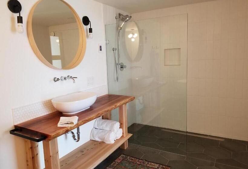 סטודיו סטנדרט, מיטה זוגית, 378 Marine Drive