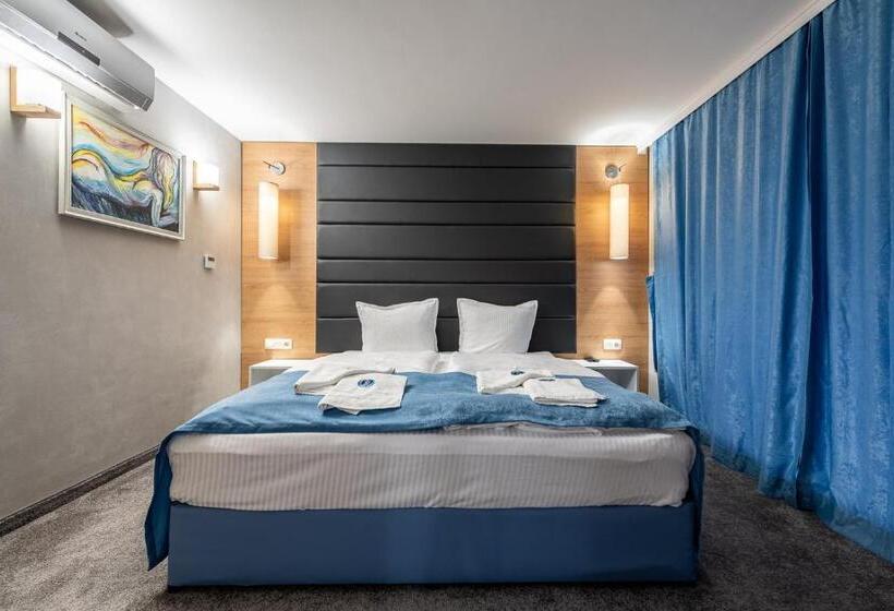 דירת חדר, Mobi Dick Family