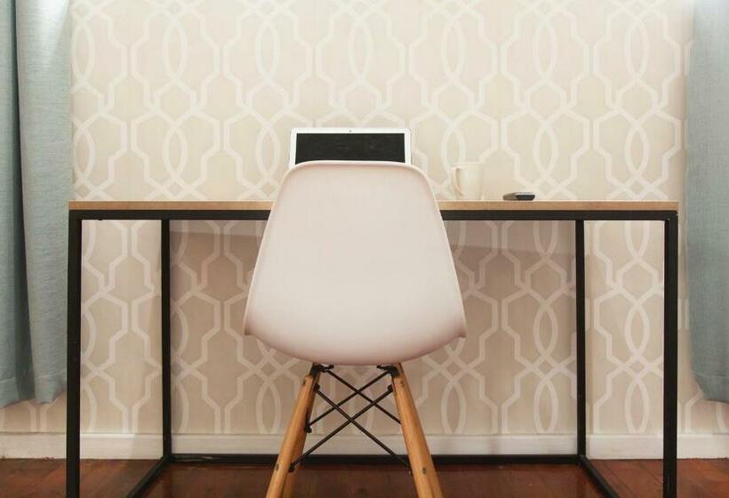 اتاق استاندارد با چشمانداز کوهستان, The City Club