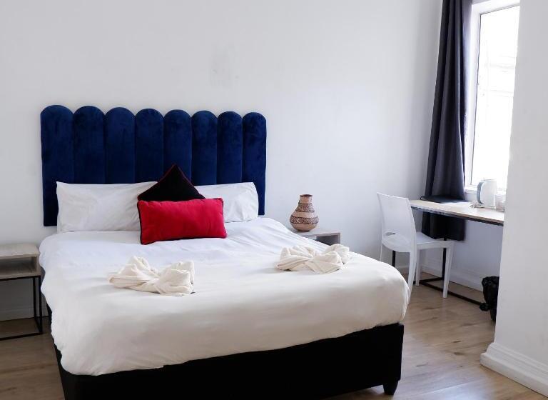 اتاق استاندارد با چشمانداز کوهستان, The City Club