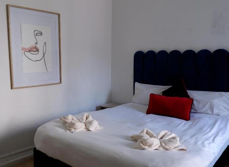 اتاق استاندارد با چشمانداز کوهستان, The City Club