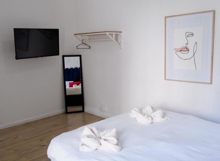 اتاق استاندارد با چشمانداز کوهستان, The City Club