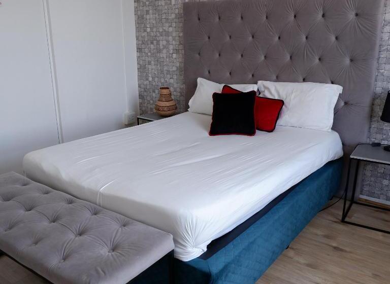 اتاق اکونومی, The City Club