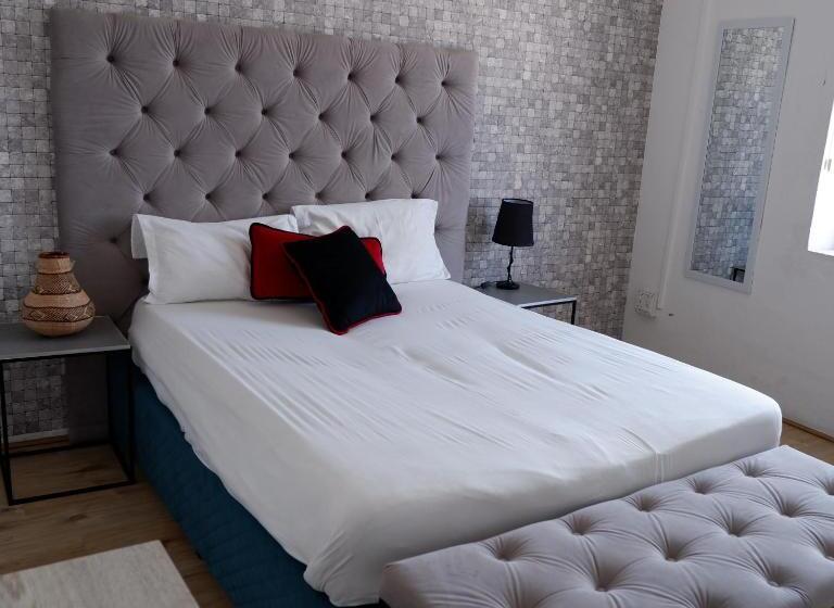 اتاق اکونومی, The City Club