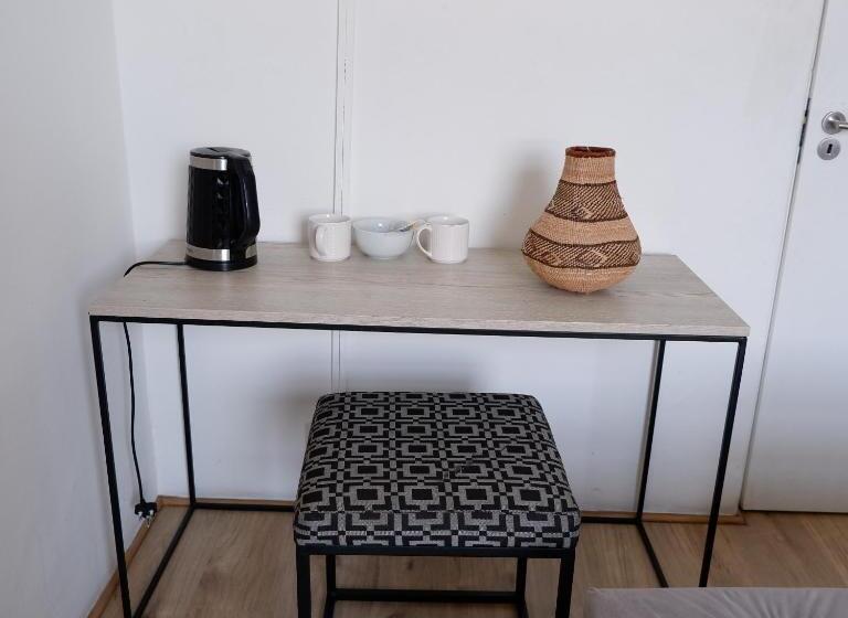 اتاق اکونومی, The City Club