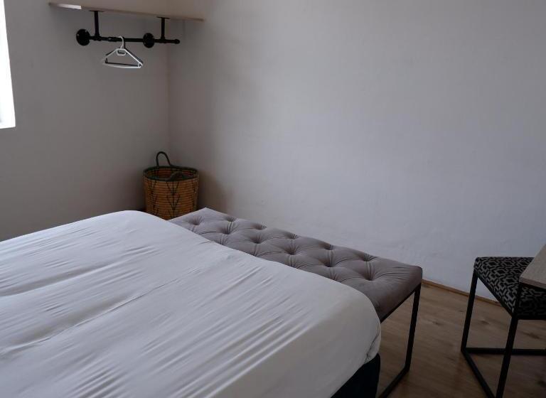 اتاق اکونومی, The City Club