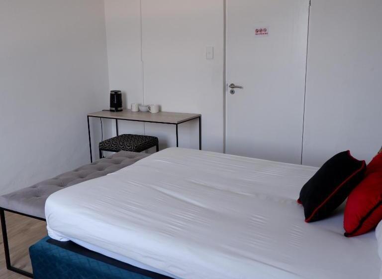 اتاق اکونومی, The City Club