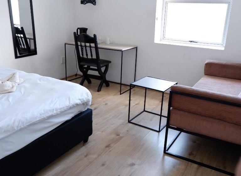 اتاق اکونومی, The City Club