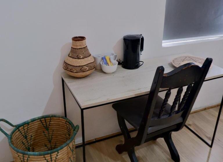 اتاق اکونومی, The City Club