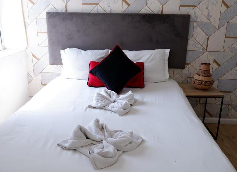 اتاق استاندارد, The City Club