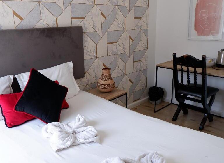 اتاق استاندارد, The City Club