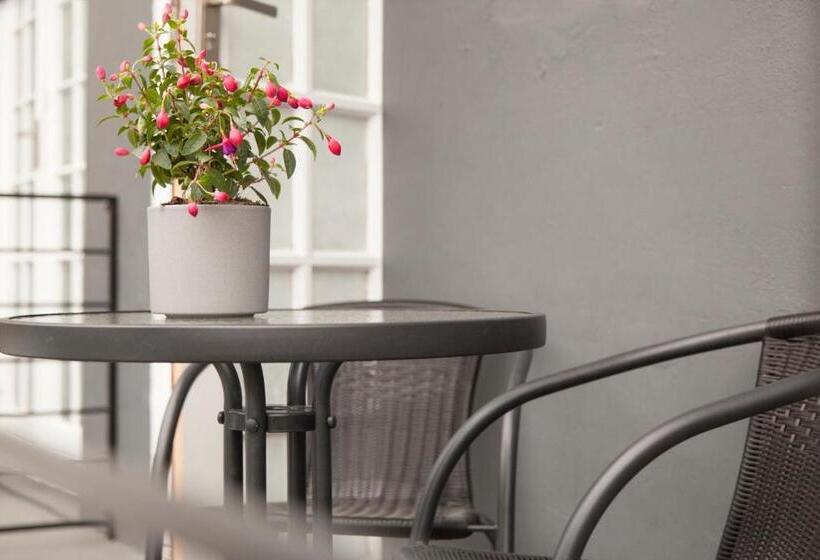 اتاق استاندارد, The City Club