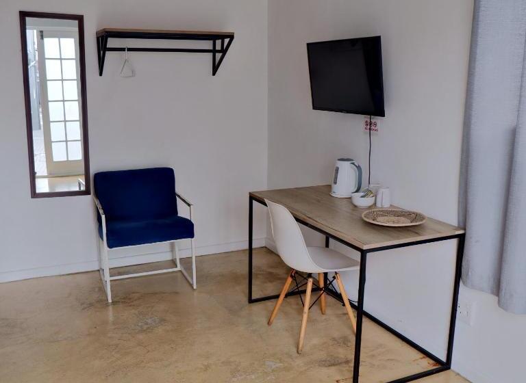 اتاق لوکس, The City Club