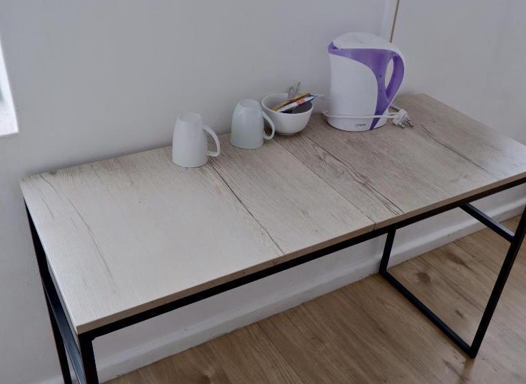 اتاق اکونومی, The City Club