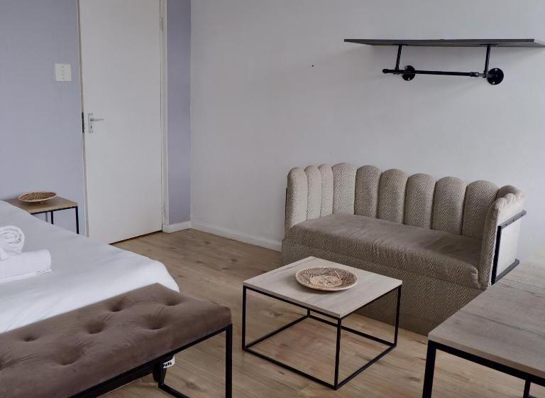 اتاق اکونومی, The City Club